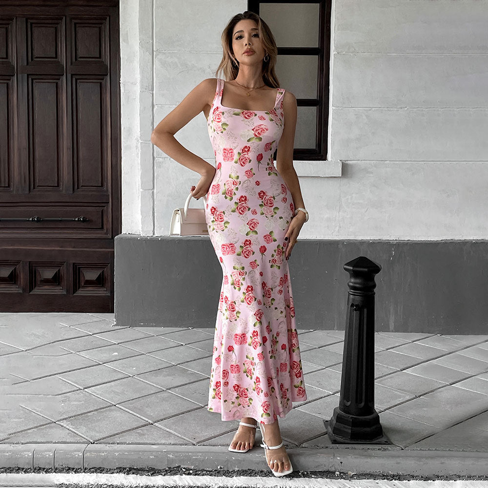 Kvinnors maxi klänning med fyrkantig halsringning och blomsterpaljettdesign Mirla-Eva Jonsson