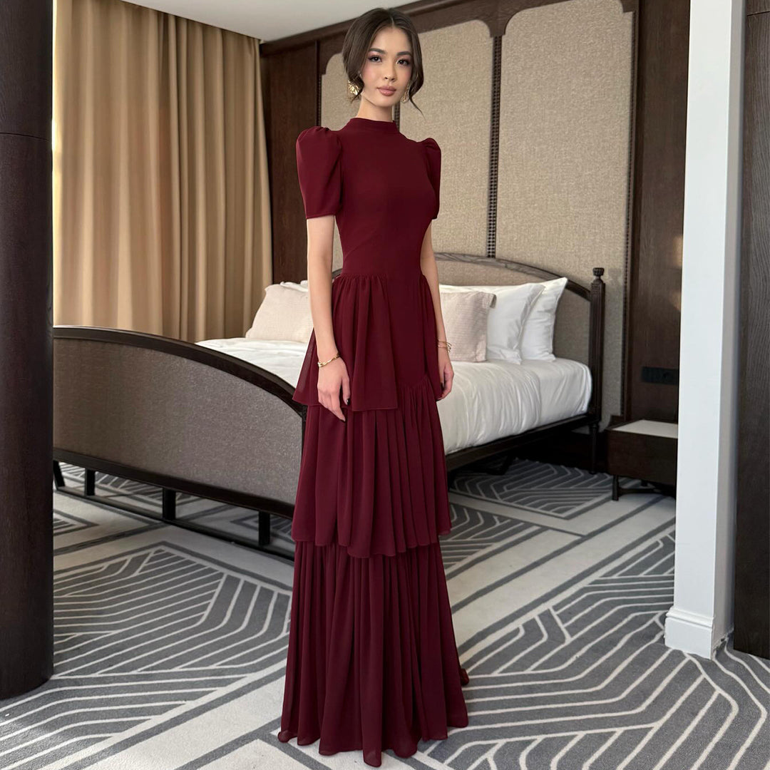 Kvinnors maxi klänning med voluminösa volangdetaljer och elegant snitt-Eva Jonsson