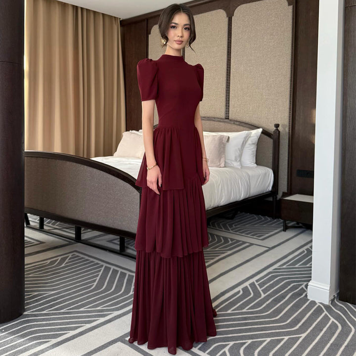 Kvinnors maxi klänning med voluminösa volangdetaljer och elegant snitt-Eva Jonsson