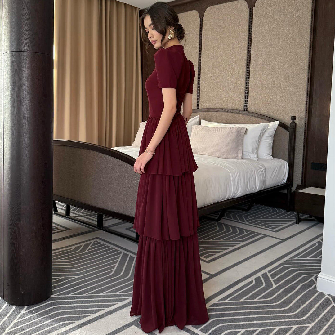 Kvinnors maxi klänning med voluminösa volangdetaljer och elegant snitt-Eva Jonsson