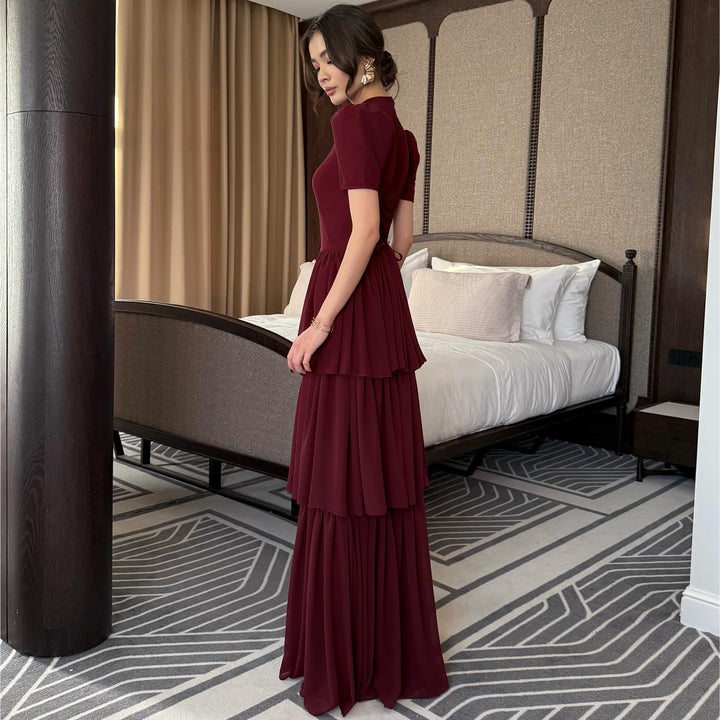 Kvinnors maxi klänning med voluminösa volangdetaljer och elegant snitt-Eva Jonsson