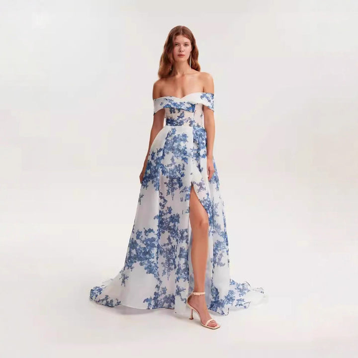Kvinnors maxiklänning gjord av chiffon med blommönster Mirla-Eva Jonsson
