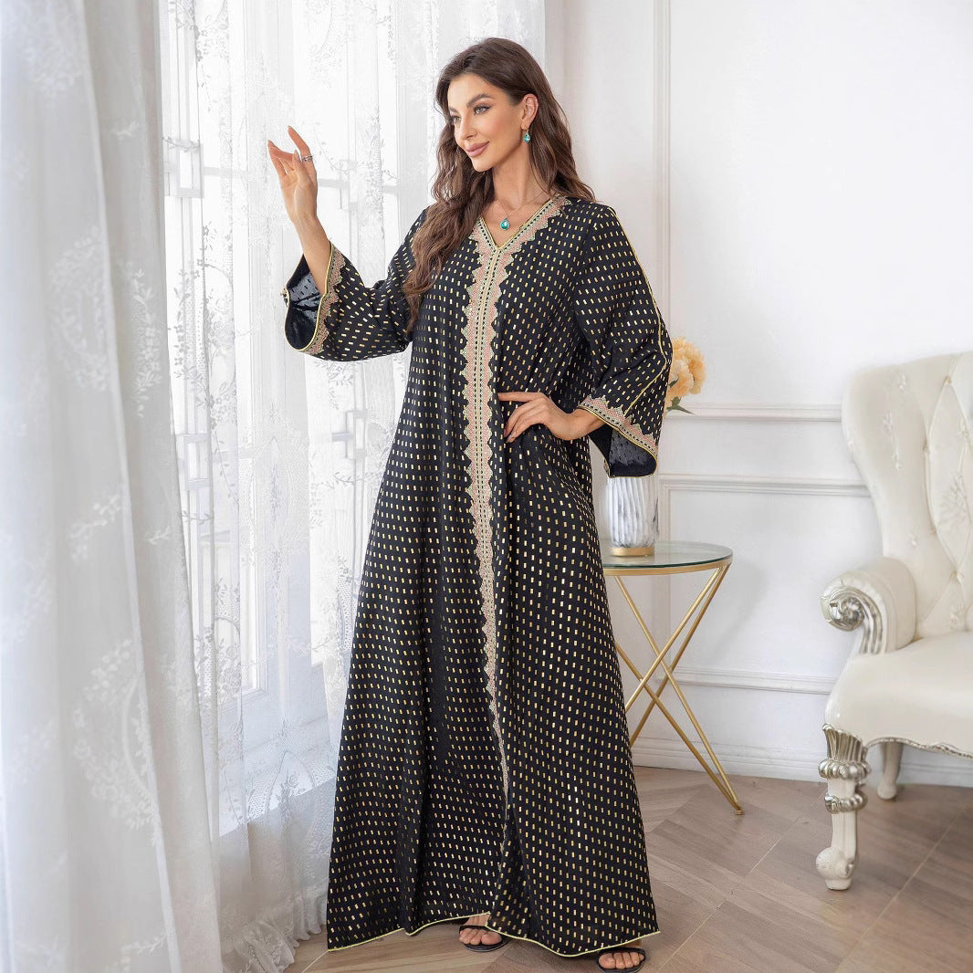 Kvinnors maxiklänning i elegant kaftanstil med delikata dekorationer Mirla-Eva Jonsson