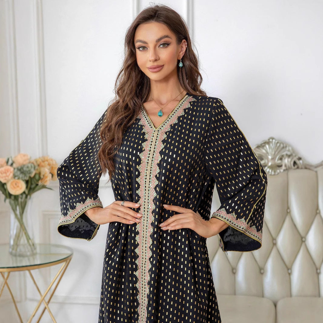 Kvinnors maxiklänning i elegant kaftanstil med delikata dekorationer Mirla-Eva Jonsson