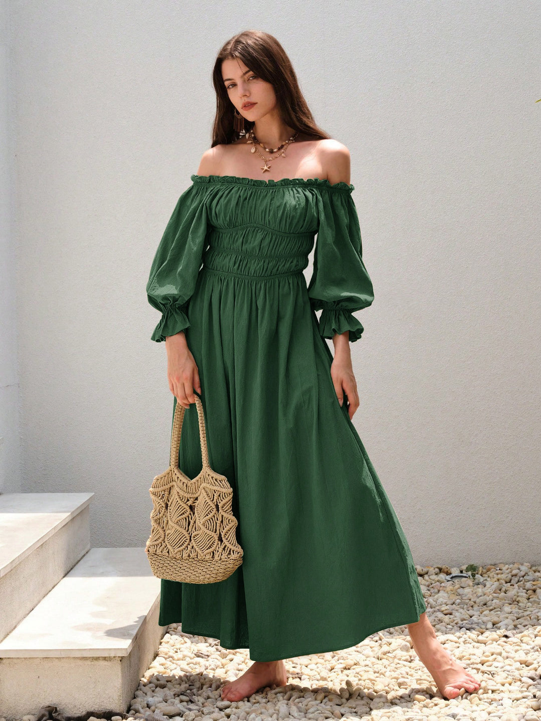 Kvinnors maxiklänning i elegant off-shoulder stil med samlade puffärmar Mirla-Eva Jonsson