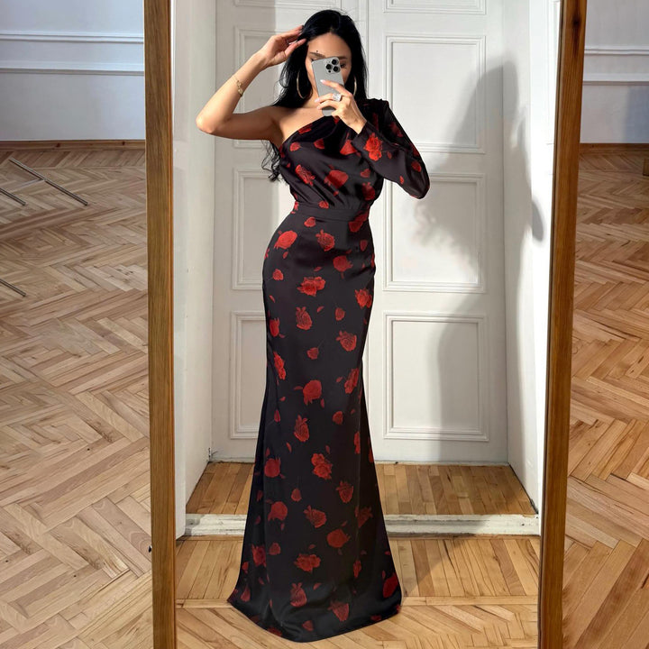 Kvinnors maxiklänning med asymmetrisk design och elegant blommönster-Eva Jonsson
