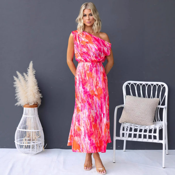 Kvinnors maxiklänning med asymmetrisk design och flödande tyg-Eva Jonsson