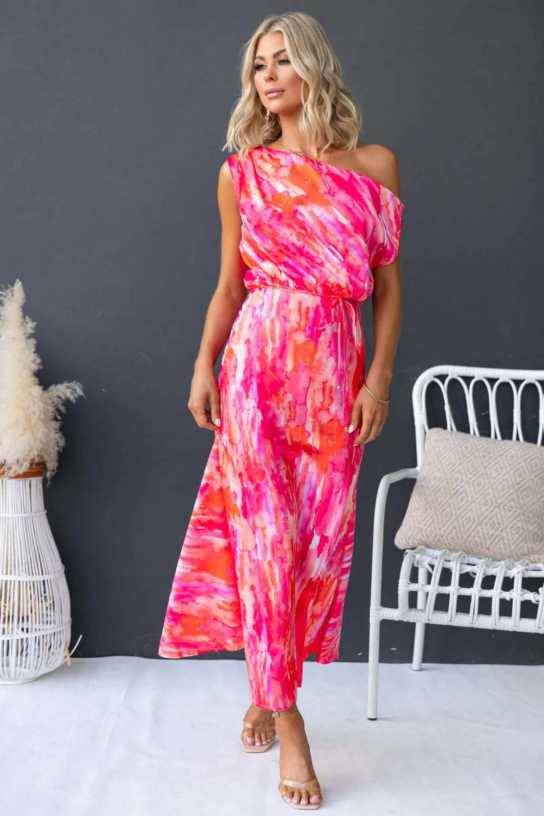 Kvinnors maxiklänning med asymmetrisk design och flödande tyg-Eva Jonsson