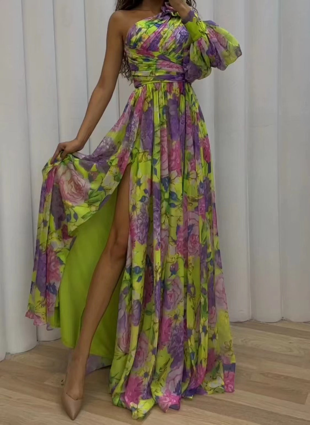 Kvinnors maxiklänning med asymmetrisk rem och elegant blommönster-Eva Jonsson