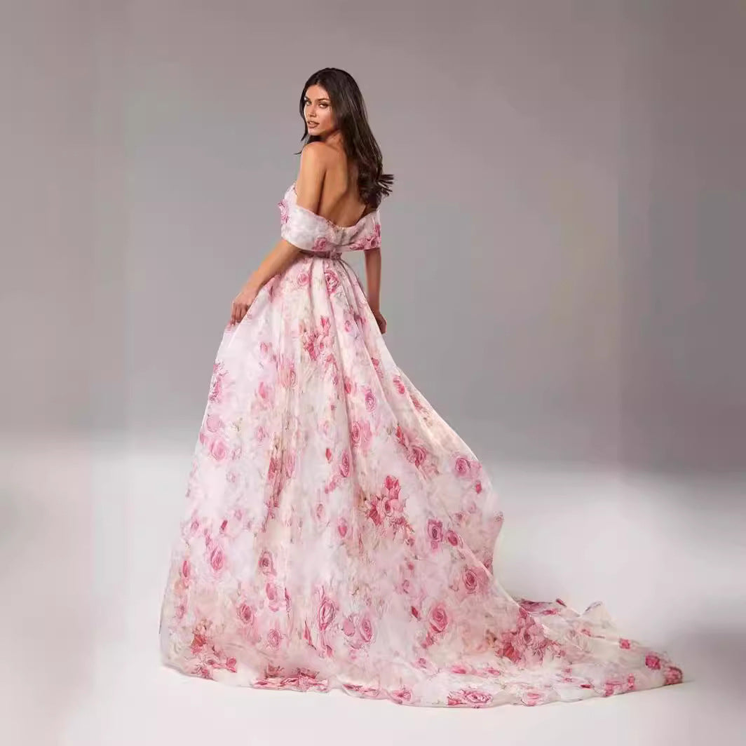 Kvinnors maxiklänning med axelbar design och blommönster Mirla-Eva Jonsson
