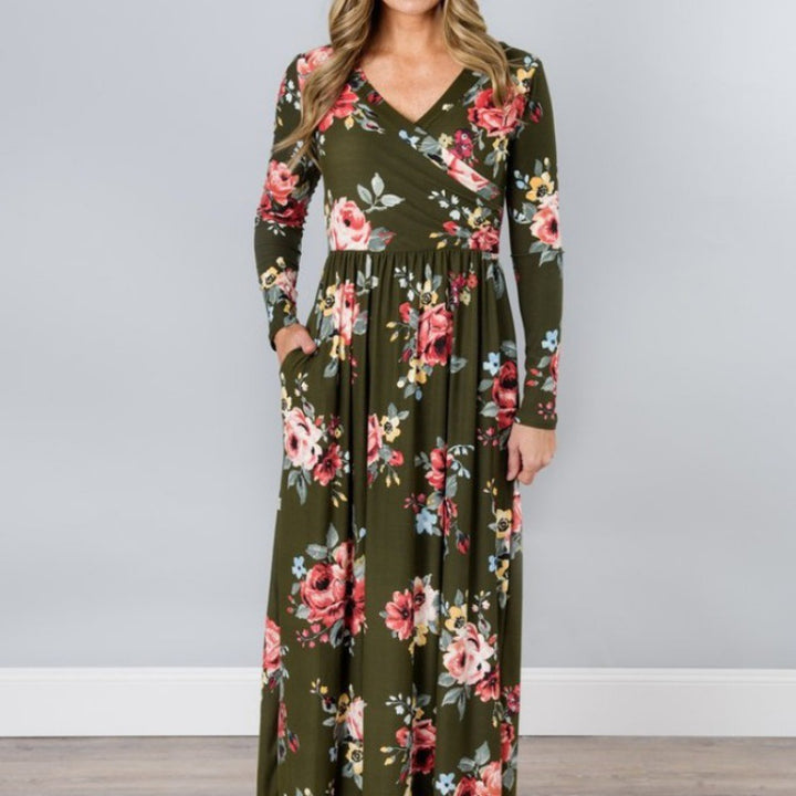 Kvinnors maxiklänning med blommig omslagsdesign och långa ärmar Mirla-Eva Jonsson