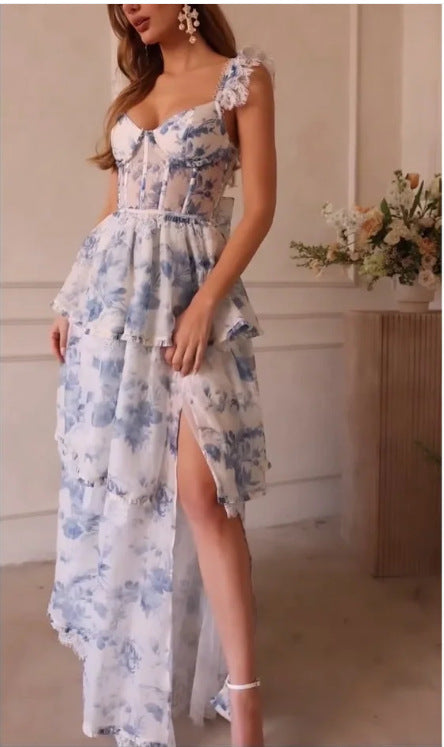 Kvinnors maxiklänning med blommiga volangdetaljer och asymmetrisk nederkant Mirla-Eva Jonsson