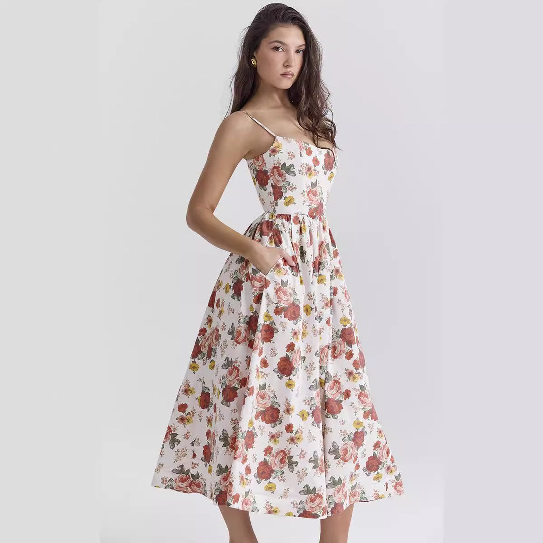 Kvinnors maxiklänning med blommönster och elegant, flytande silhuett Mirla-Eva Jonsson