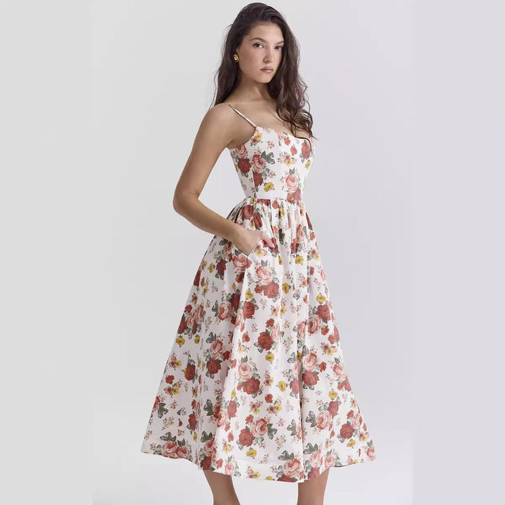 Kvinnors maxiklänning med blommönster och elegant, flytande silhuett Mirla-Eva Jonsson