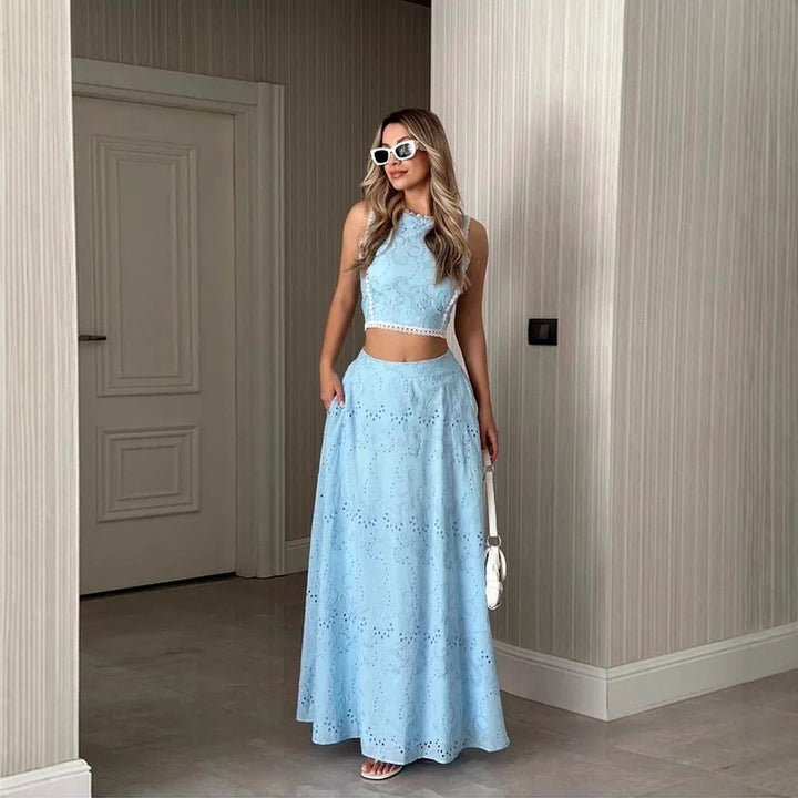 Kvinnors maxiklänning med delikat hål broderimönster och trendig crop top Mirla-Eva Jonsson
