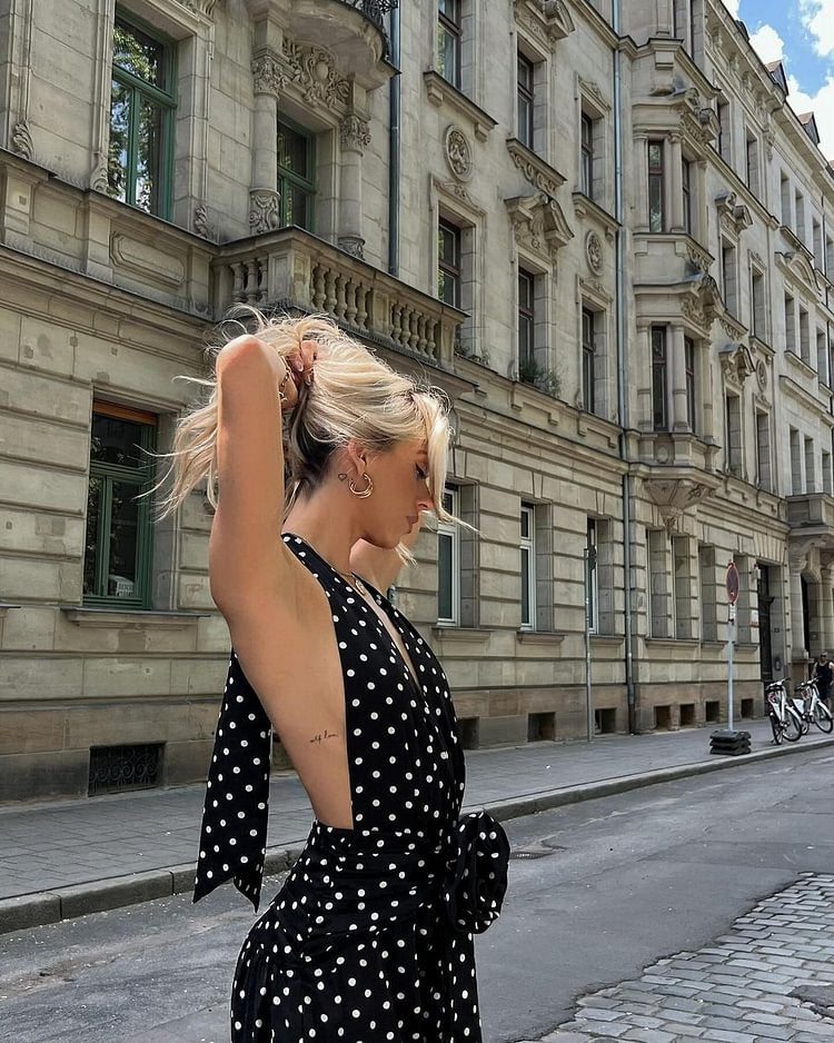 Kvinnors maxiklänning med djup V-hals och utsvängd kjol Mirla-Eva Jonsson