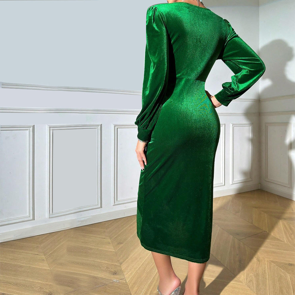 Kvinnors maxiklänning med djup V-ringning och elegant draperingdetalj Mirla-Eva Jonsson