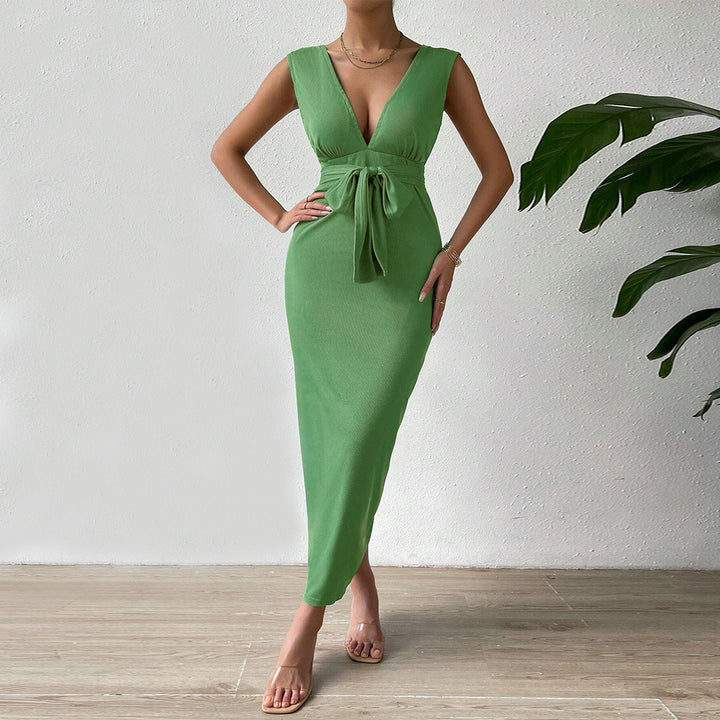 Kvinnors maxiklänning med djup V-ringning och elegant halterdesign Mirla-Eva Jonsson