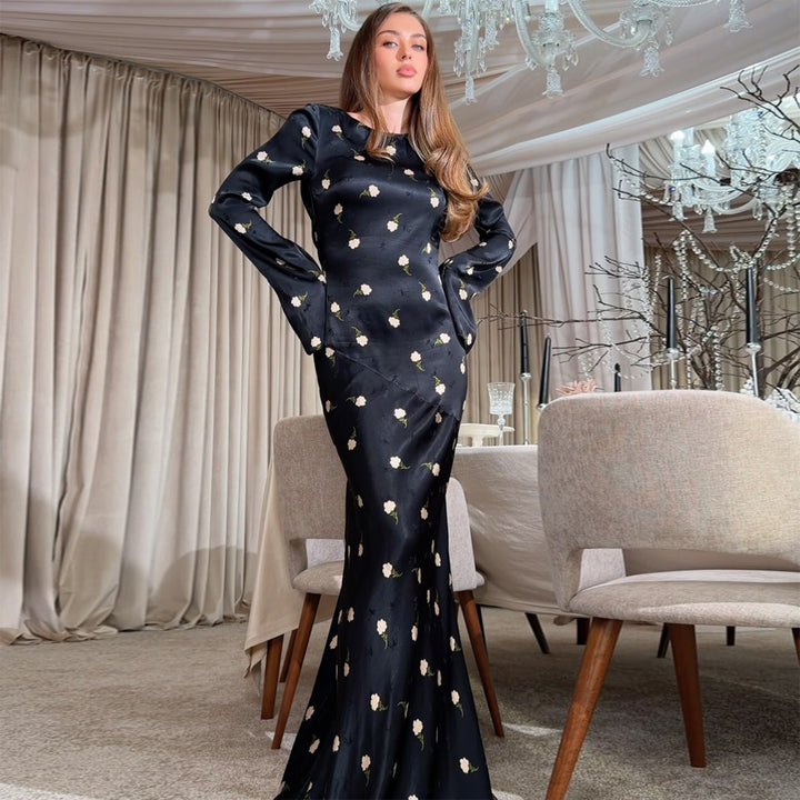 Kvinnors maxiklänning med elegant blommönster och voluminösa ärmar-Eva Jonsson