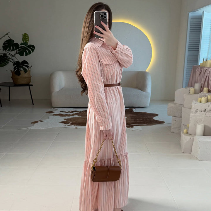 Kvinnors maxiklänning med elegant skjorta blus stil och sofistikerad midjeaccentuering Mirla-Eva Jonsson