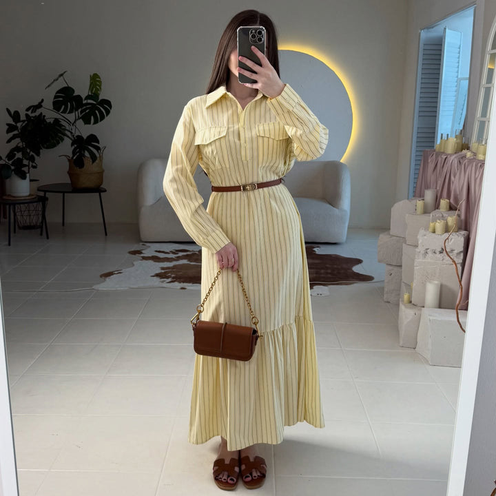 Kvinnors maxiklänning med elegant skjorta blus stil och sofistikerad midjeaccentuering Mirla-Eva Jonsson