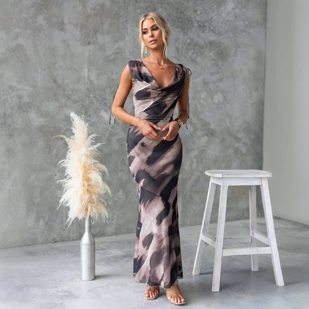 Kvinnors maxiklänning med elegant vattenhals och blommiga detaljer-Eva Jonsson