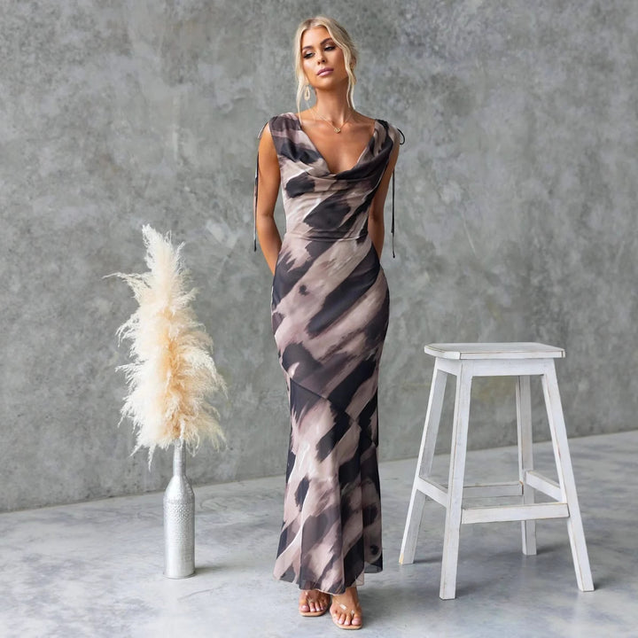Kvinnors maxiklänning med elegant vattenhals och blommiga detaljer-Eva Jonsson