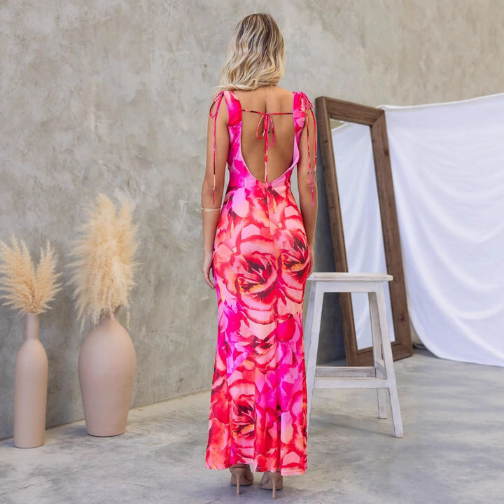 Kvinnors maxiklänning med elegant vattenhals och blommiga detaljer-Eva Jonsson