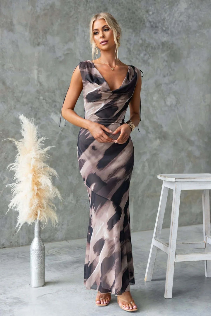 Kvinnors maxiklänning med elegant vattenhals och blommiga detaljer-Eva Jonsson