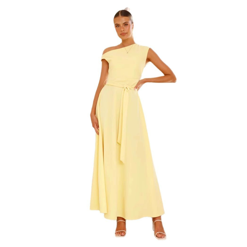 Kvinnors maxiklänning med en chic asymmetrisk halsringning och elegant rosett-Eva Jonsson