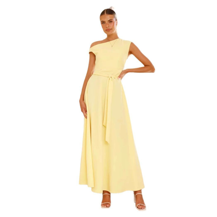 Kvinnors maxiklänning med en chic asymmetrisk halsringning och elegant rosett-Eva Jonsson