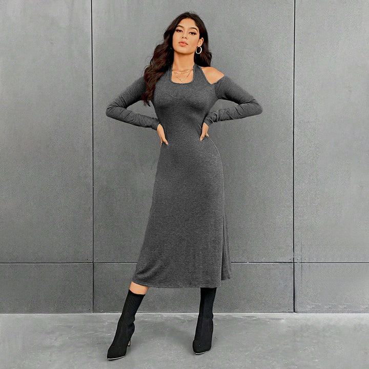 Kvinnors maxiklänning med en chic klippning och eleganta utskärningsdetaljer Mirla-Eva Jonsson