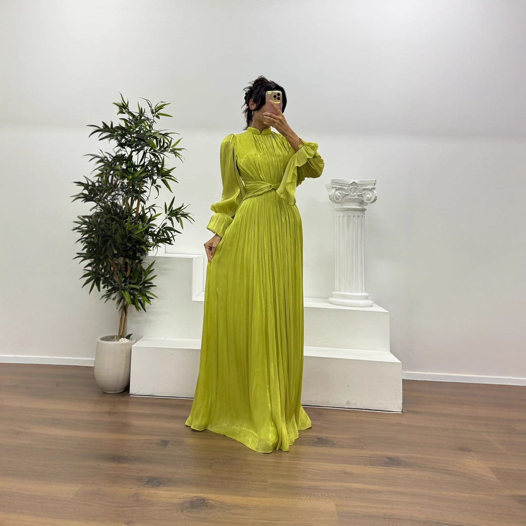 Kvinnors maxiklänning med en figursmickrande skärning och elegant rynkning-Eva Jonsson