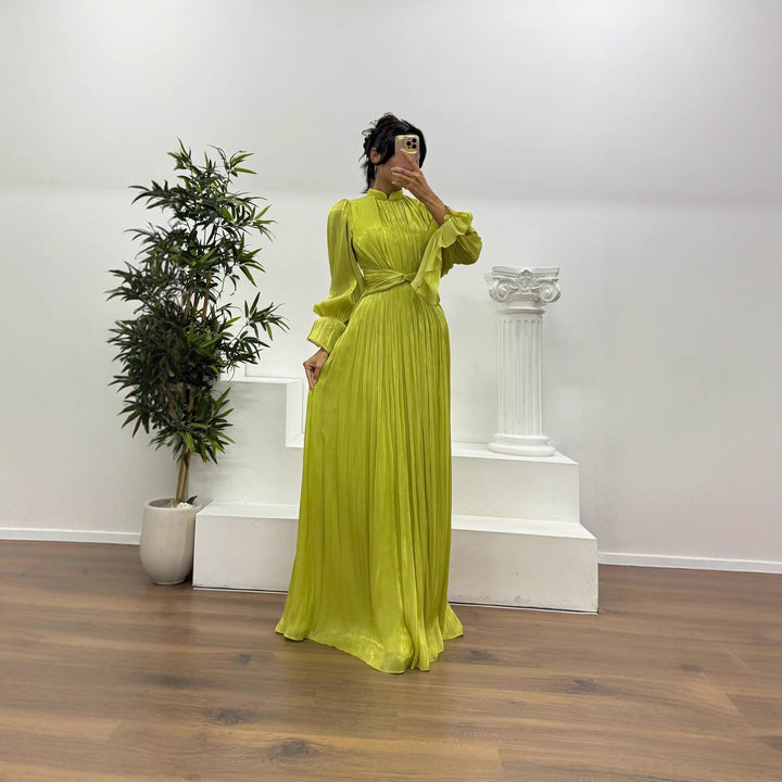 Kvinnors maxiklänning med en figursmickrande skärning och elegant rynkning-Eva Jonsson