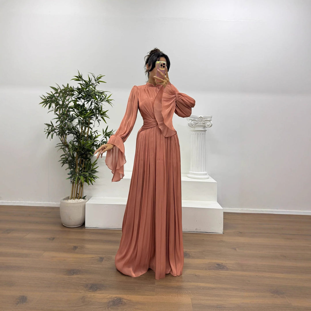 Kvinnors maxiklänning med en figursmickrande skärning och elegant rynkning-Eva Jonsson