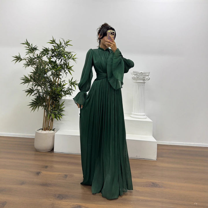 Kvinnors maxiklänning med en figursmickrande skärning och elegant rynkning-Eva Jonsson