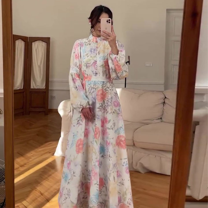 Kvinnors maxiklänning med fint blommönster och eleganta puffärmar Mirla-Eva Jonsson
