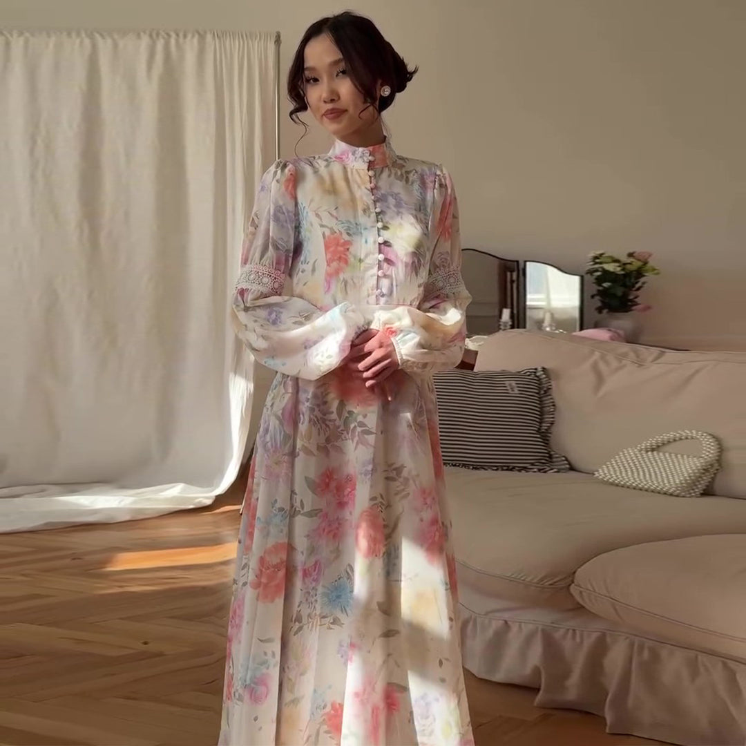 Kvinnors maxiklänning med fint blommönster och eleganta puffärmar Mirla-Eva Jonsson