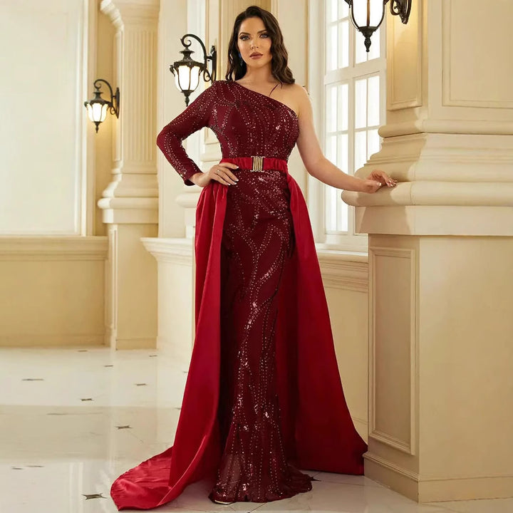 Kvinnors maxiklänning med glittrande mönster och elegant cape Mirla-Eva Jonsson