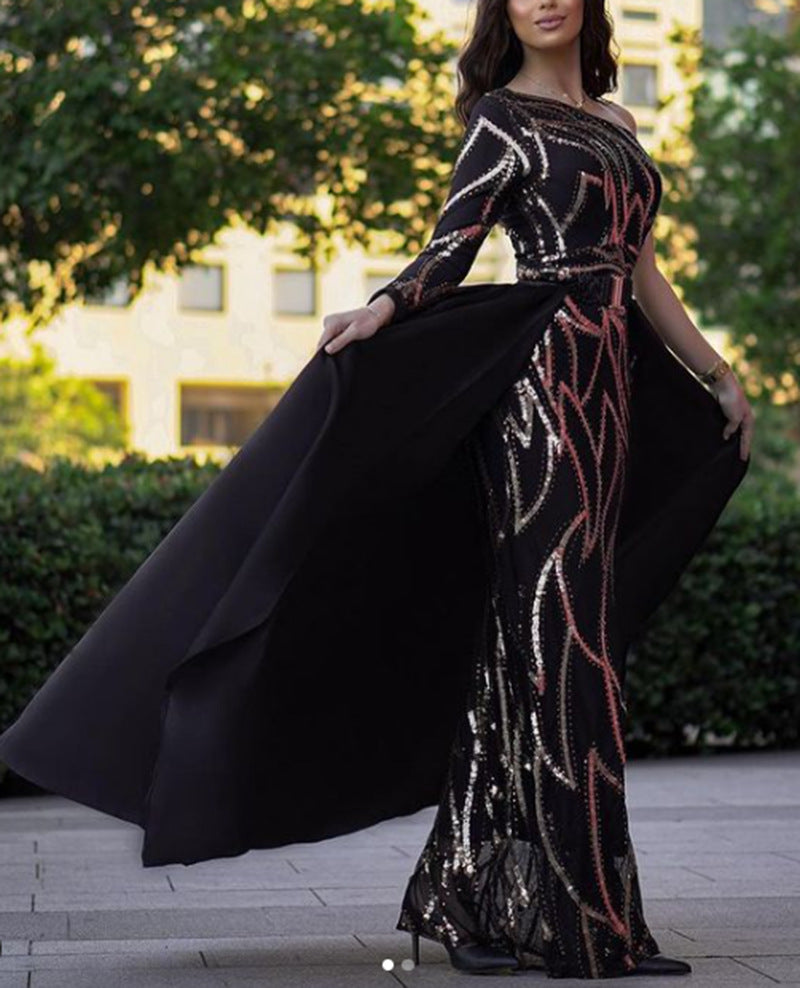 Kvinnors maxiklänning med glittrande mönster och elegant cape Mirla-Eva Jonsson