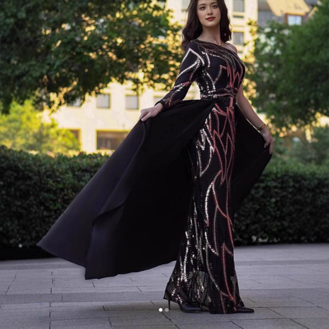 Kvinnors maxiklänning med glittrande mönster och elegant cape Mirla-Eva Jonsson