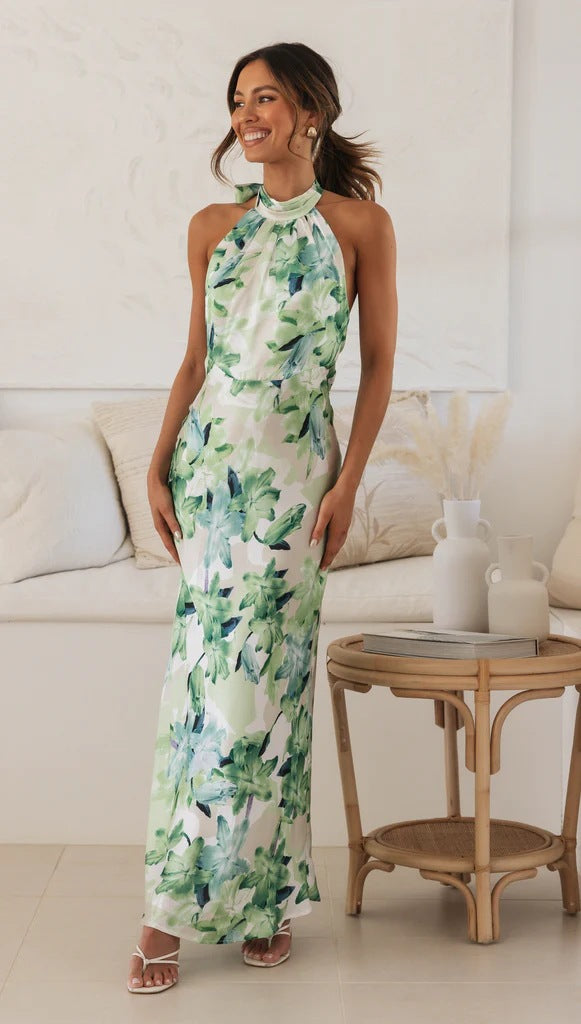 Kvinnors maxiklänning med höghalsig halterdesign och blommönster-Eva Jonsson