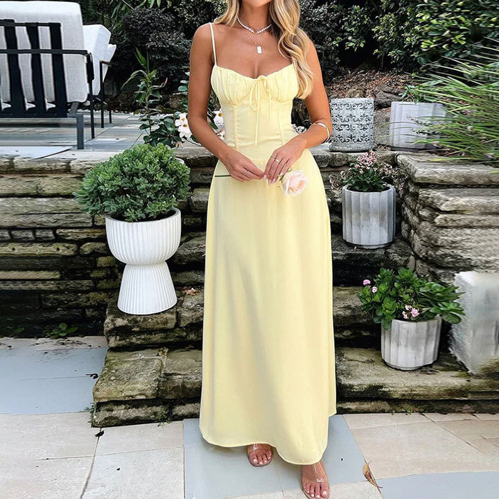 Kvinnors maxiklänning med justerbara spaghettistövlar och elegant rynkning Mirla-Eva Jonsson