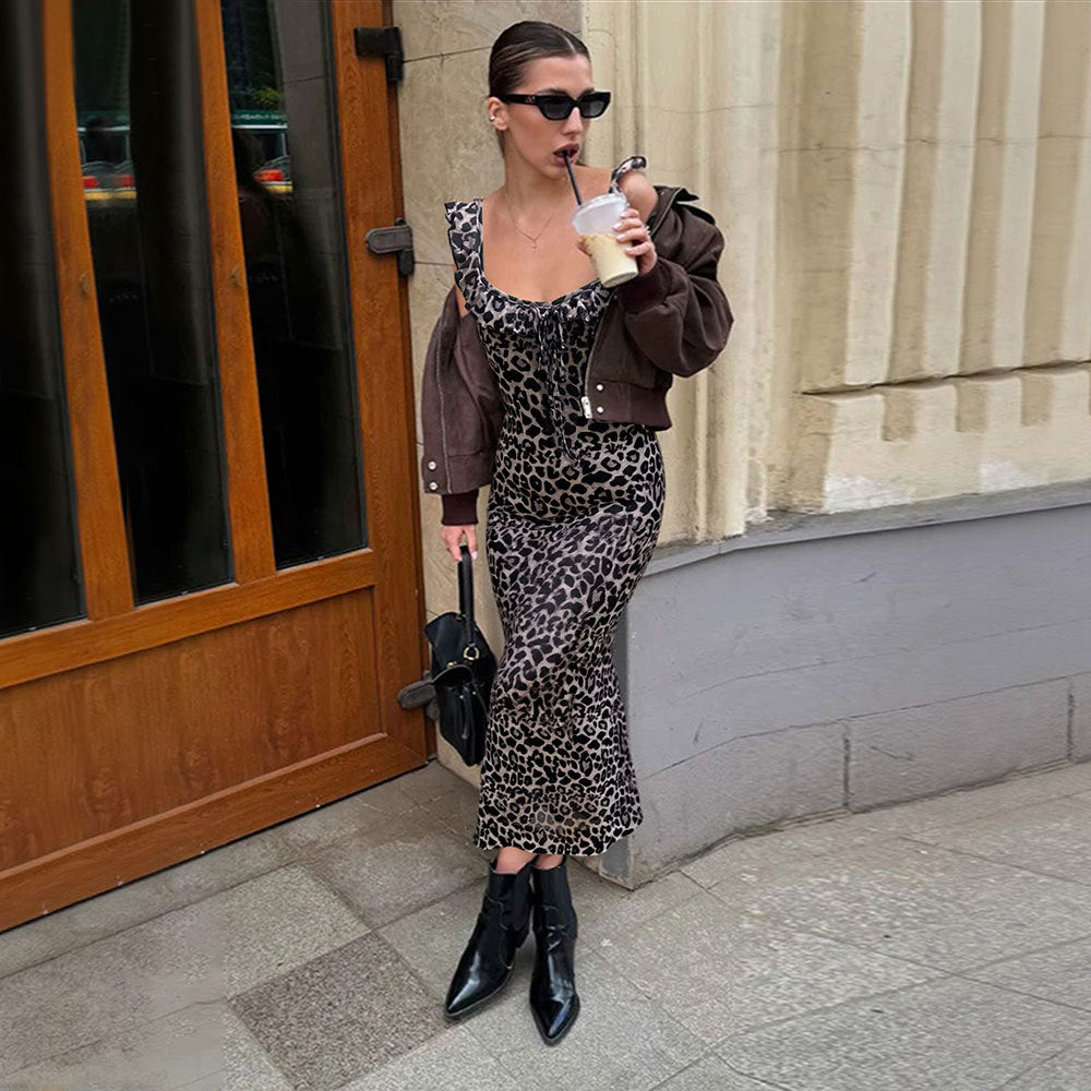 Kvinnors maxiklänning med leopardtryck och förförisk halsringning Mirla-Eva Jonsson