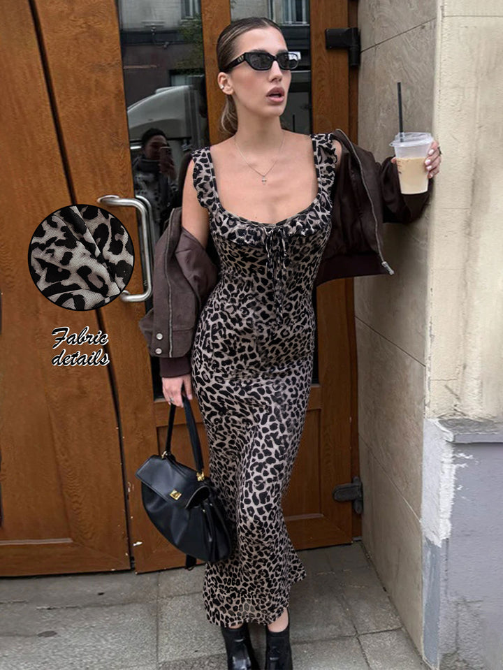 Kvinnors maxiklänning med leopardtryck och förförisk halsringning Mirla-Eva Jonsson
