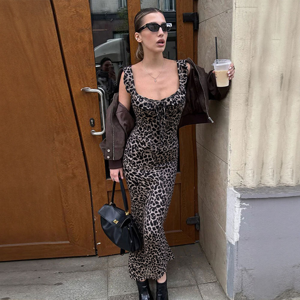 Kvinnors maxiklänning med leopardtryck och förförisk halsringning Mirla-Eva Jonsson