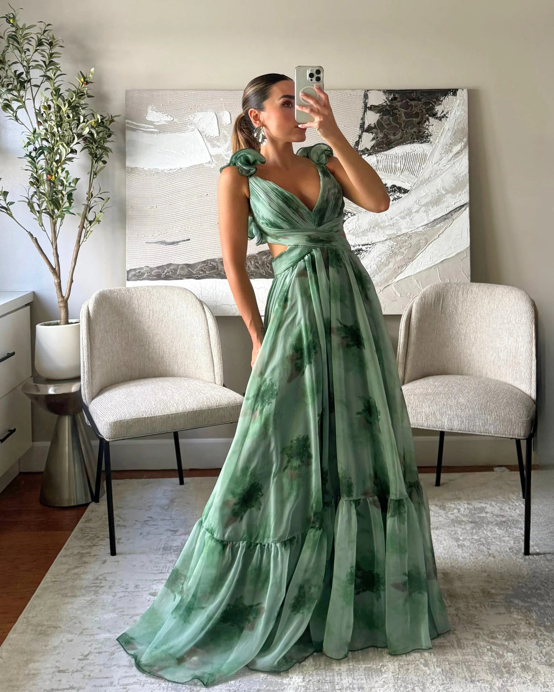 Kvinnors maxiklänning med luftiga volanger och extravaganta omslagsdesign-Eva Jonsson