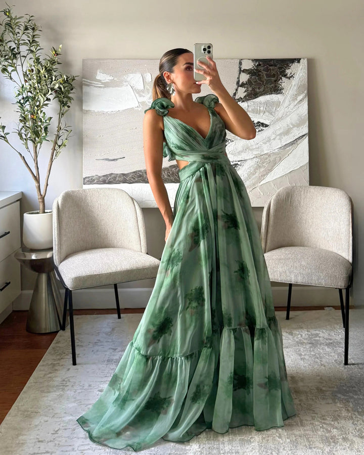 Kvinnors maxiklänning med luftiga volanger och extravaganta omslagsdesign-Eva Jonsson