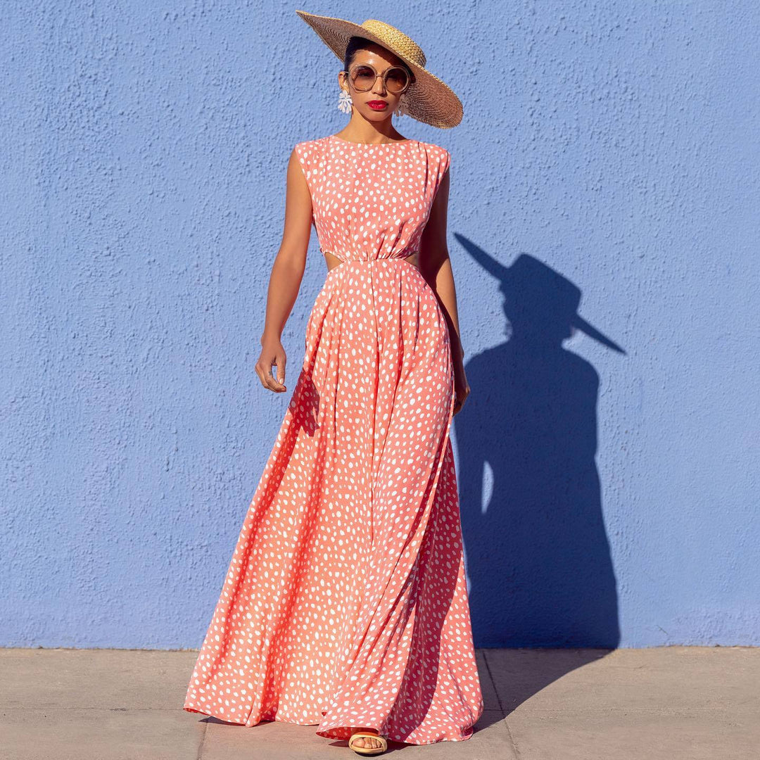 Kvinnors maxiklänning med polka prickar med sofistikerad klippning och eleganta detaljer-Eva Jonsson