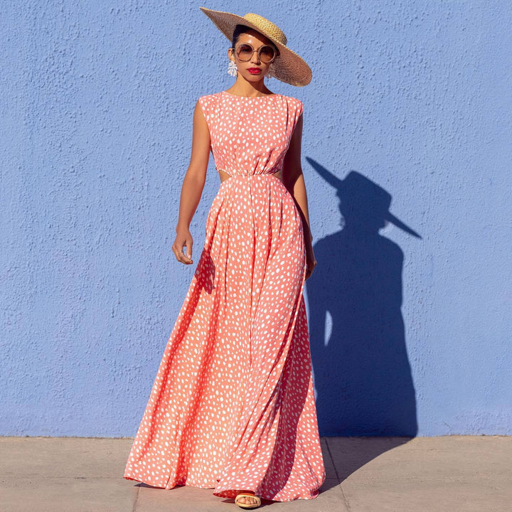 Kvinnors maxiklänning med polka prickar med sofistikerad klippning och eleganta detaljer-Eva Jonsson